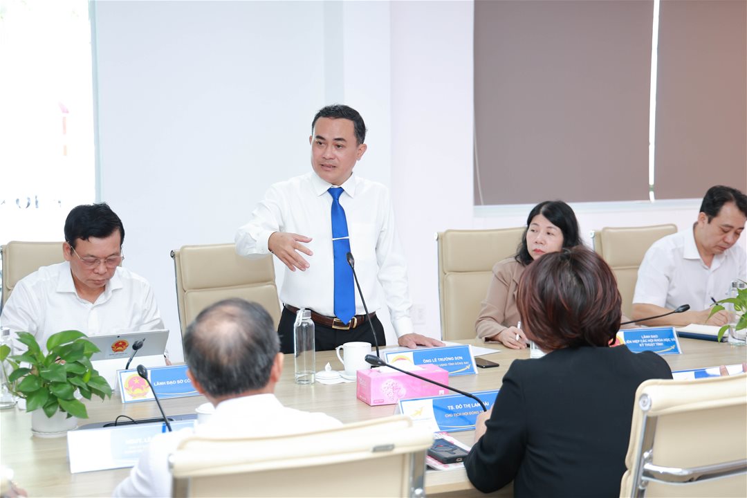 Đ/C Lê Trường Sơn - Phó Chủ tịch UBND Tỉnh thăm và chỉ đạo các chiến lược phát triển tại LHU