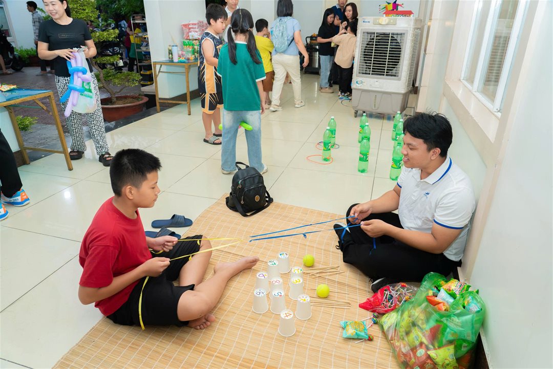 LHU gắn kết yêu thương, lan tỏa giá trị gia đình trong mùa Tết Trung thu Hướng đến chào mừng kỷ niệm 29 năm thành lập Trường Đại học Lạc Hồng (24/9/1997 – 24/9/2026), chiều ngày 19/9, Trường Đại học Lạc Hồng đã tổ chức chương trình “Ngày hội Gia đình LHU” và “Tết Trung thu – Tết LHU” dành cho con Nhà giáo, Người lao động (NGNLĐ) năm 2026, mở đầu cho không khí kỷ niệm bằng những khoảnh khắc vui tươi, ấm áp. Chương trình có sự tham dự của đông đảo gia đình cán bộ, giảng viên, người lao động cơ hữu trong trường, tạo nên không gian giao lưu gần gũi và đầy tiếng cười. Chương trình ảo thuật, tạo hình bong bóng dành cho các em nhỏ Mở đầu hoạt động, chương trình “Ngày hội Gia đình LHU” mang đến nhiều sân chơi dành cho các gia đình và các em nhỏ. Các cuộc thi Karaoke gia đình LHU, Tài năng nhí LHU, cờ tướng, cờ vua trở thành dịp để các thành viên cùng tham gia, thể hiện năng khiếu và tạo nên những khoảnh khắc đáng nhớ. Không khí ngày hội thêm phần sôi nổi khi các gia đình cùng cổ vũ, chia sẻ niềm vui trong các hoạt động chung. Hội thi cờ tướng, cờ vua cho con NGNLĐ Những hoạt động quen thuộc của mùa trăng tháng Tám được tái hiện qua chương trình “Tết Trung thu - Tết LHU” đưa các em nhỏ bước vào không gian Trung thu đầy màu sắc với trò chơi dân gian có thưởng, nặn bong bóng, thưởng thức bắp rang bơ, kẹo bông gòn, xem múa lân, rước đèn, ảo thuật và cùng nhau phá cỗ. Một số trò chơi vận động, trò chơi dân gian có thưởng tại chỗ Thông qua chương trình, Nhà trường thể hiện sự quan tâm đến đời sống tinh thần của NGNLĐ và gia đình, đồng thời tạo thêm không gian để các thành viên cùng kết nối và lưu giữ những kỷ niệm đẹp. Đây cũng là một trong những hoạt động góp phần vun đắp tinh thần đoàn kết, sẻ chia trong tập thể LHU. Đại gia đình LHU vui Trung thu cùng các em nhỏ Đặc biệt, diễn ra trong thời điểm hướng đến dấu mốc 29 năm thành lập Trường Đại học Lạc Hồng, những khoảnh khắc sum vầy của các gia đình càng góp phần làm nên không khí đặc biệt của mùa kỷ niệm. Từ những sân chơi nhỏ dành cho các em đến những phút giây giao lưu của các gia đình, tinh thần gắn bó và đồng hành tiếp tục được lan tỏa, tạo nên một mùa Trung thu trọn vẹn trong mái nhà chung LHU.