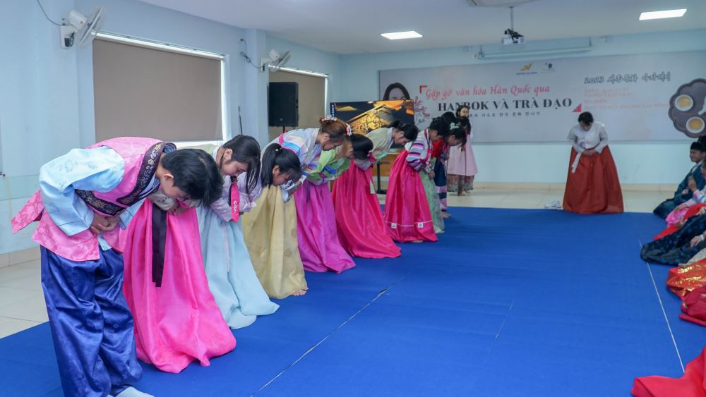 Gặp gỡ văn hoá Hàn Quốc qua Hanbok và trà đạo